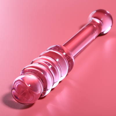 Objeto de vidro cor-de-rosa com textura anelada em fundo cor-de-rosa