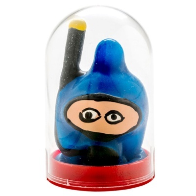 Miniatura boneco ninja azul com olhos desenhados em cúpula transparente com base vermelha