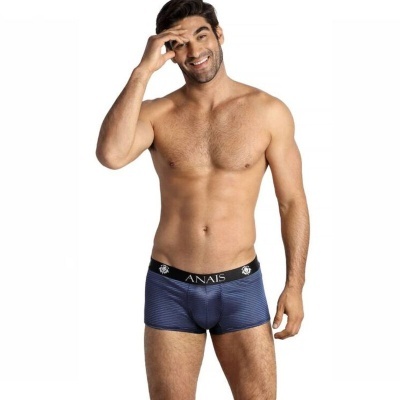 Homem com cueca boxer azul riscas horizontais e cintura preta com texto ANAIS