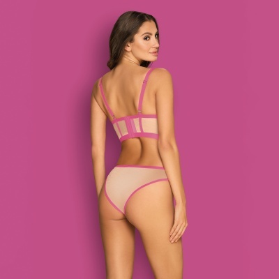 Mulher de costas a usar lingerie bege com bordas cor-de-rosa em fundo cor-de-rosa