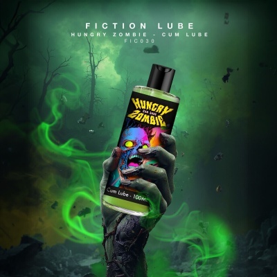 Frasco de lubrificante Hungry Zombie Cum Lube segurado por mão de zombie com fundo verde escuro