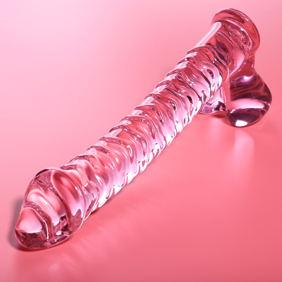 Dildo de vidro rosa com textura ondulada em superfície rosa
