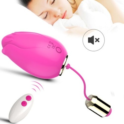 Dispositivo rosa com controlo remoto branco e rosa, mulher a dormir ao fundo, ícone som mudo.