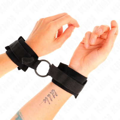 Braceletes de restrição pretos em tecido em pulsos ligados