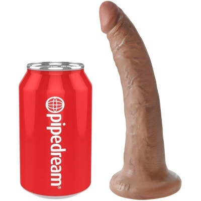 Dildo castanho realista ao lado de uma lata vermelha com texto Pipedream branco