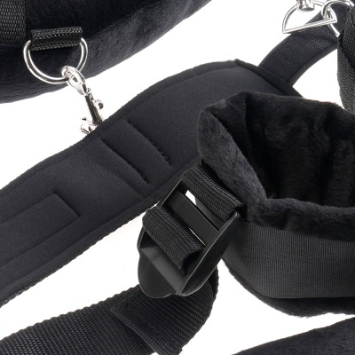 Acessórios pretos com pelúcia, alças ajustáveis e argolas metálicas