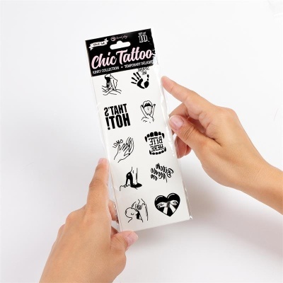 Folha de tatuagens temporárias Chic Tattoo na embalagem transparente, mãos segurando
