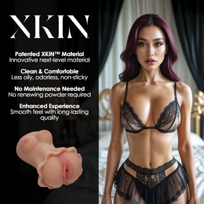 Mulher com lingerie preta rendada e cabelo castanho-avermelhado em quarto com cortinas e cama, ao lado texto publicitário da marca XKIN