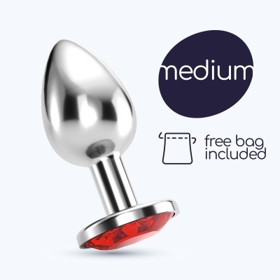 Plug metálico cromado com pedra vermelha e texto medium e free bag included