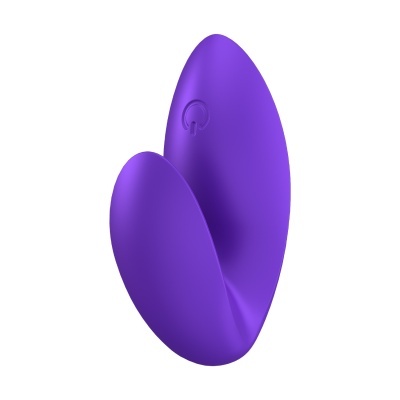 Dispositivo roxo em formato orgânico com botão embutido, fundo branco