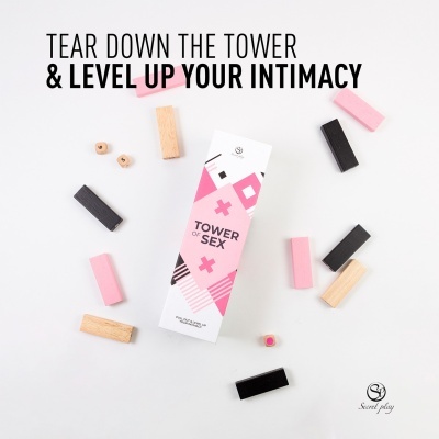 Jogo Tower of Sex com blocos de madeira rosa, preto e natural e dados em fundo branco