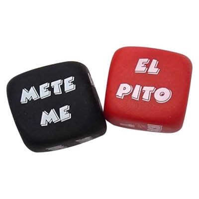 Dois dados, um preto e um vermelho, com texto branco visível