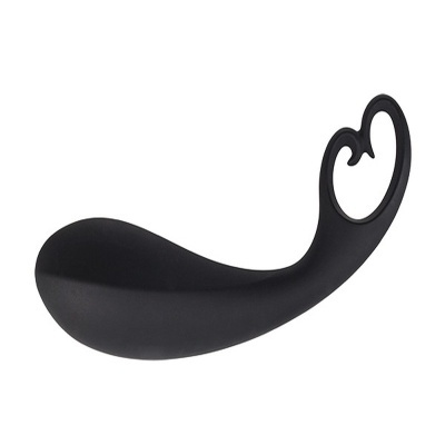 Espátula preta de silicone com cabo curvado e suporte em forma de coração.