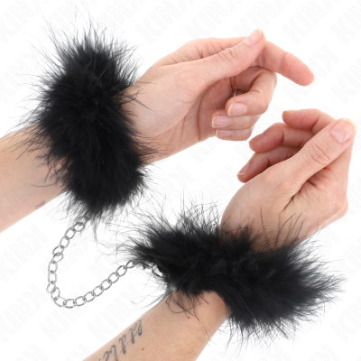 Algemas de metal prateado com revestimento preto felpudo em pulsos com pele clara