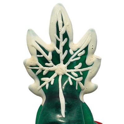 Vela decorativa em forma de folha verde com detalhes brancos