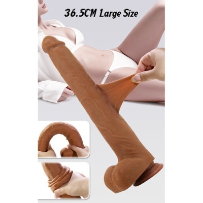 Dildo flexível castanho com ventosa e textura, 36.5CM, demonstrado por modelo e mãos.