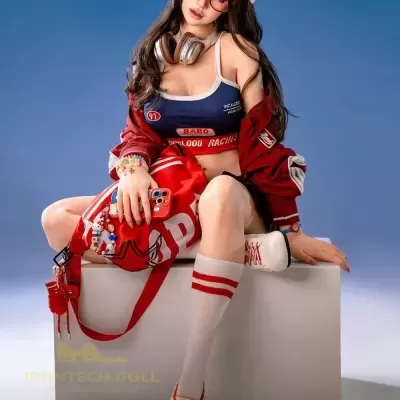 Boneca com roupa desportiva e acessórios vermelhos e azuis sentada sobre caixa branca com bastão de basebol