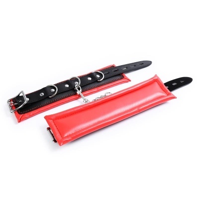 Par de braceletes almofadados em couro vermelho e preto com fivelas metálicas