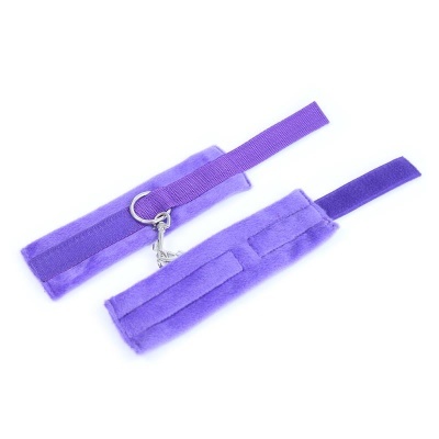 Par de algemas roxas de pelúcia com correias e argola metálica