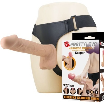 Cinta preta com dildo cor de pele em manequim ao lado da embalagem do produto