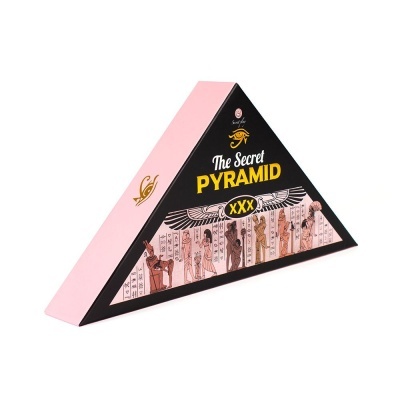 Embalagem piramidal rosa e preta com texto e figuras egípcias