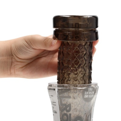 Grinder manual castanho com padrão em losangos e embalagem transparente
