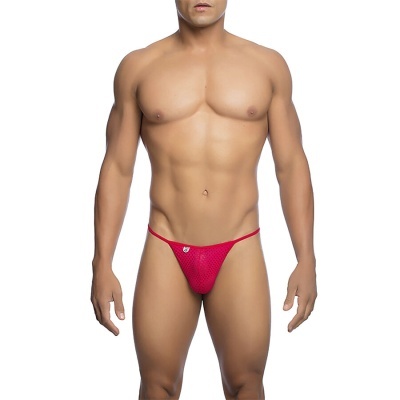 Homem de corpo inteiro usando cueca fio dental vermelha com textura e selo branco.