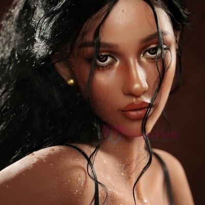 Boneca realista feminina com cabelo preto e pele castanha molhada