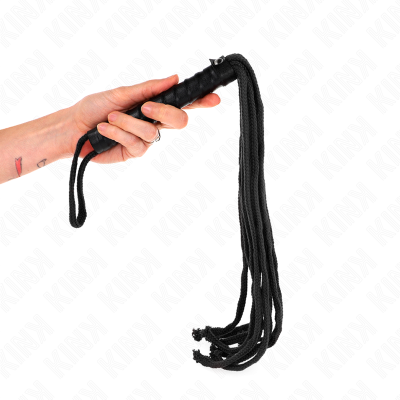 Mão segurando pequeno chicote preto com tiras de corda.