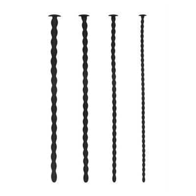 Quatro espetos de churrasco pretos e ondulados, em fundo branco