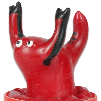 Figura decorativa vermelha e preta em borracha com olhos redondos