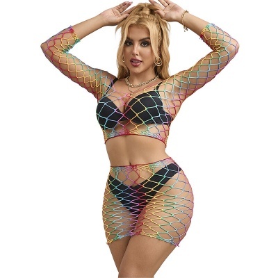 Conjunto de roupa em rede colorida com padrão de losangos
