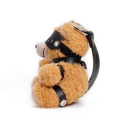 Urso de peluche castanho com arnês preto