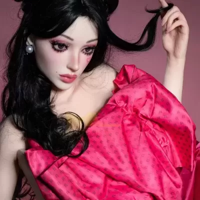 Boneca com cabelo preto e vestido cor-de-rosa com padrão de letras RR