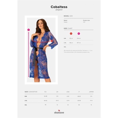 Modelo vestindo robe azul de renda transparente com faixa preta e tabela de tamanhos da marca Obsessive