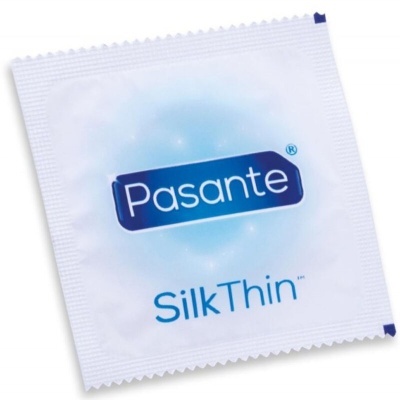 Embalagem de preservativo Pasante SilkThin branca com texto azul.