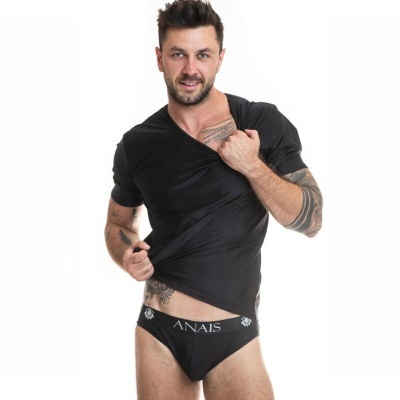 Homem com cuecas pretas ANAIS e t-shirt preta a puxar a t-shirt para cima