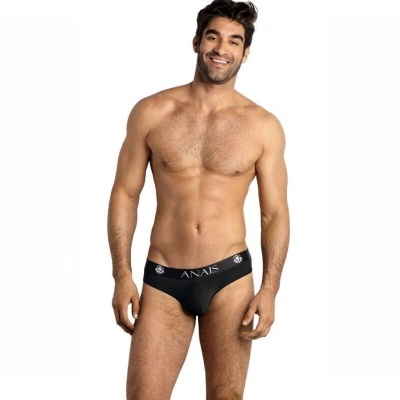 Modelo masculino a usar cueca preta com cós elástico com texto ANAÍS e flores brancas