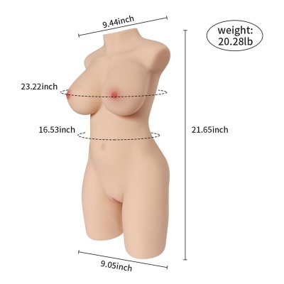 Modelo feminino de corpo médio em tom claro com medidas e peso indicados