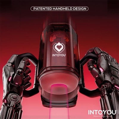 Dispositivo portátil preto com logotipo INTOYOU e mãos robóticas segurando-o