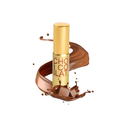 Frasco dourado de batom com rótulo chocolate rodeado por chocolate líquido