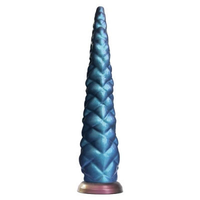 Cone decorativo azul metálico com textura de escamas e base roxa sobre fundo branco