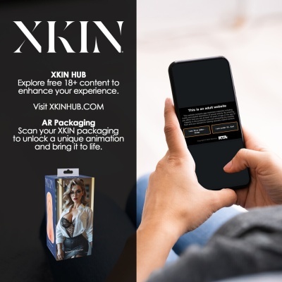 Embalagem do produto XKIN e aviso de site adulto no ecrã de smartphone
