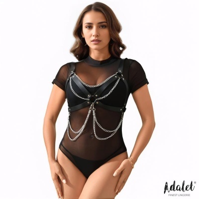 Body feminino transparente preto com correntes metálicas decorativas