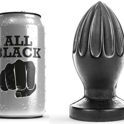 Lata prateada ALL BLACK e objeto preto metálico cónico