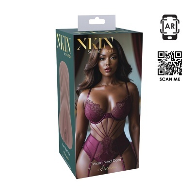 Caixa de embalagem com imagem de uma mulher vestindo lingerie vinho e detalhes em renda