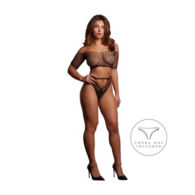 Mulher a usar conjunto de roupa interior preta em rede com saltos altos pretos em fundo branco.