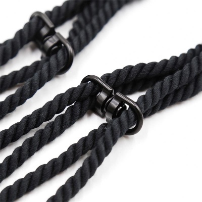 Cordões pretos torcidos com presilhas metálicas pretas