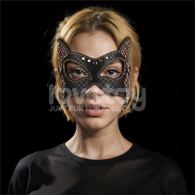 Máscara facial de gato preta com padrão de leopardo e detalhes dourados