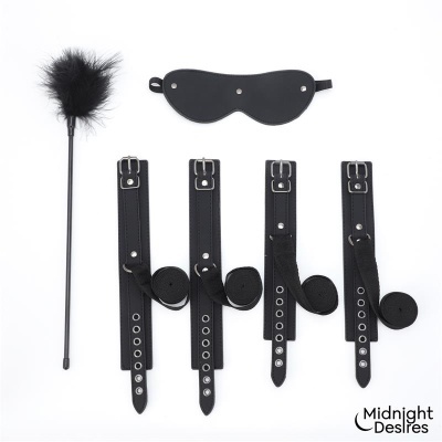 Conjunto preto de bondage com venda, algemas e chicote com plumas